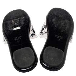 مملوكة مسبقًا صندل سلايد ميو ميو بي في سي أسود / أبيض بطباعة نجوم مقاس 39