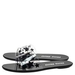 مملوكة مسبقًا صندل سلايد ميو ميو بي في سي أسود / أبيض بطباعة نجوم مقاس 39