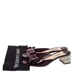 مملوكة مسبقًا صندل سلايد ميو ميو فيونكة جلد لامع عنابي مقاس 38