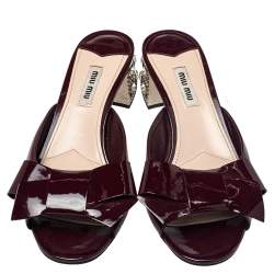 مملوكة مسبقًا صندل سلايد ميو ميو فيونكة جلد لامع عنابي مقاس 38