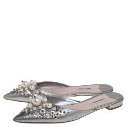 مملوكة مسبقًا حذاء مولز ميو ميو مقدمة مدببة مزخرف لؤلؤ صناعي جلد فضي مقاس 38.5