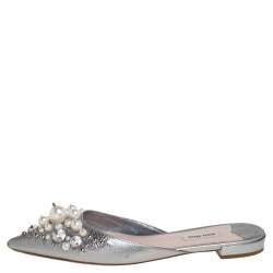 مملوكة مسبقًا حذاء مولز ميو ميو مقدمة مدببة مزخرف لؤلؤ صناعي جلد فضي مقاس 38.5