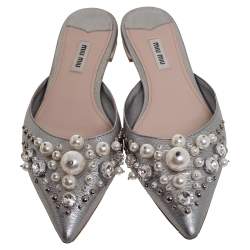 مملوكة مسبقًا حذاء مولز ميو ميو مقدمة مدببة مزخرف لؤلؤ صناعي جلد فضي مقاس 38.5