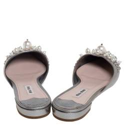 مملوكة مسبقًا حذاء مولز ميو ميو مقدمة مدببة مزخرف لؤلؤ صناعي جلد فضي مقاس 38.5