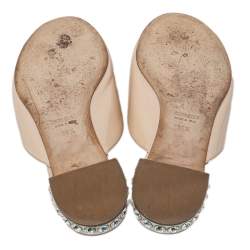 مملوكة مسبقًا حذاء سلايدز فلات ميو ميو كعب مزخرف كريستال فيونكة جلد لامع بيج مقاس 36.5