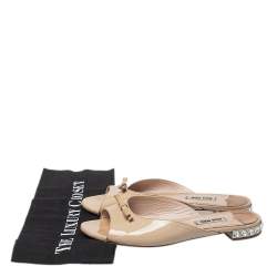 مملوكة مسبقًا حذاء سلايدز فلات ميو ميو كعب مزخرف كريستال فيونكة جلد لامع بيج مقاس 36.5