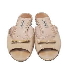 مملوكة مسبقًا حذاء سلايدز فلات ميو ميو كعب مزخرف كريستال فيونكة جلد لامع بيج مقاس 36.5