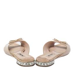 مملوكة مسبقًا حذاء سلايدز فلات ميو ميو كعب مزخرف كريستال فيونكة جلد لامع بيج مقاس 36.5