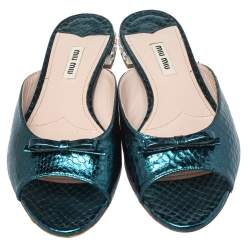 مملوكة مسبقًا صندل سلايد ميو ميو جلد نقشة الثعبان أخضر بفيونكة مزينة كعب مرصع مقاس 38.5