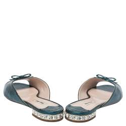 مملوكة مسبقًا صندل سلايد ميو ميو جلد نقشة الثعبان أخضر بفيونكة مزينة كعب مرصع مقاس 38.5