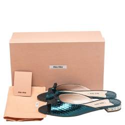 مملوكة مسبقًا صندل سلايد ميو ميو جلد نقشة الثعبان أخضر بفيونكة مزينة كعب مرصع مقاس 38.5