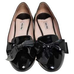 Pre Owned حذاء باليرينا فلات ميو ميو جلد لامع أسود فيونكة زخرفة كريستال مقاس 40.5