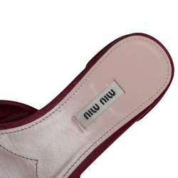مملوكة مسبقًا Miu Miu Burgundy Satin Crystal Embellished Flats Size 38