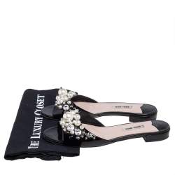 Pre Owned صندل فلات ميو ميو جلد أسود لامع مزخرف لؤلؤ مقاس 37.5