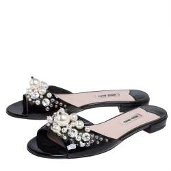 Pre Owned صندل فلات ميو ميو جلد أسود لامع مزخرف لؤلؤ مقاس 37.5