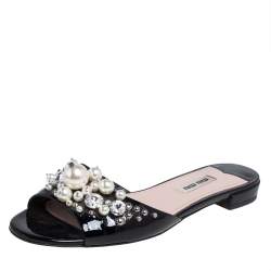 Pre Owned صندل فلات ميو ميو جلد أسود لامع مزخرف لؤلؤ مقاس 37.5