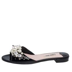 Pre Owned صندل فلات ميو ميو جلد أسود لامع مزخرف لؤلؤ مقاس 37.5