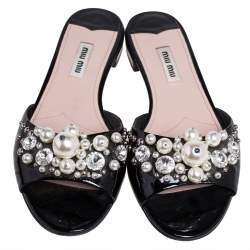 Pre Owned صندل فلات ميو ميو جلد أسود لامع مزخرف لؤلؤ مقاس 37.5