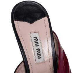 مملوكة مسبقًا Miu Miu Burgundy/Black Patent And Leather Bow Slide Sandals Size 38