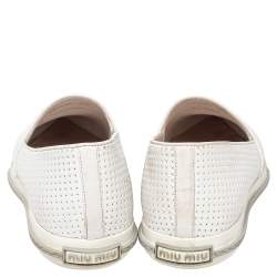 مملوكة مسبقًا حذاء رياضي ميو ميو سليب أون غطاء مقدمة معدن جلد مثقب أبيض مقاس 39.5 