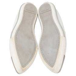 مملوكة مسبقًا حذاء رياضي ميو ميو سليب أون غطاء مقدمة معدن جلد مثقب أبيض مقاس 39.5 