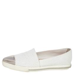 مملوكة مسبقًا حذاء رياضي ميو ميو سليب أون غطاء مقدمة معدن جلد مثقب أبيض مقاس 39.5 