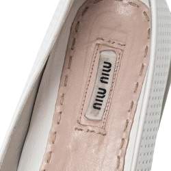 مملوكة مسبقًا حذاء رياضي ميو ميو سليب أون غطاء مقدمة معدن جلد مثقب أبيض مقاس 39.5 