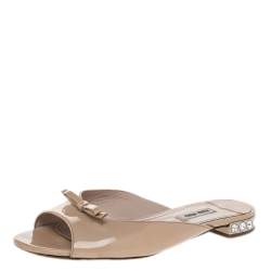 Pre Owned صندل سلايد فلات ميو ميو جلد لامع بيج مزين فيونكة مزخرف كريستال مقاس 37