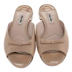 Pre Owned صندل سلايد فلات ميو ميو جلد لامع بيج مزين فيونكة مزخرف كريستال مقاس 37