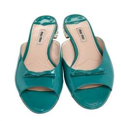 مملوكة مسبقًا حذاء سلايدز فلات ميو ميو كعب مزخرف كريستال فيونكة جلد لامع أزرق مقاس 39