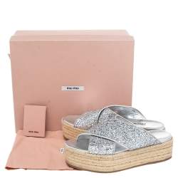 مملوكة مسبقًا صندل إسبادريل ميو ميو قماش غليتر فضي وجلد فويل نعل سميك مقاس39