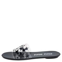 مملوكة مسبقًا صندل سلايد فلات ميو ميو بلاستيك مشمع مطبوع نجوم شفاف/أسود مقاس 36.5