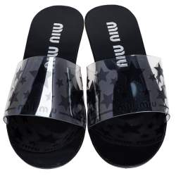 مملوكة مسبقًا صندل سلايد فلات ميو ميو بلاستيك مشمع مطبوع نجوم شفاف/أسود مقاس 36.5