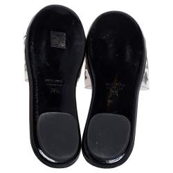 مملوكة مسبقًا صندل سلايد فلات ميو ميو بلاستيك مشمع مطبوع نجوم شفاف/أسود مقاس 36.5