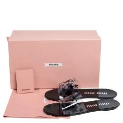 مملوكة مسبقًا صندل سلايد فلات ميو ميو بلاستيك مشمع مطبوع نجوم شفاف/أسود مقاس 36.5