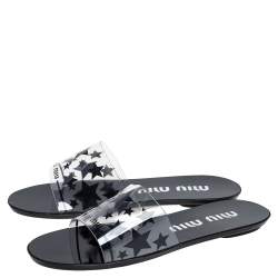 مملوكة مسبقًا صندل سلايد فلات ميو ميو بلاستيك مشمع مطبوع نجوم شفاف/أسود مقاس 36.5