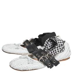 مملوكة مسبقًا حذاء باليرينا فلات ميو ميو إبزيم شريط ريبون جلد أبيض مقاس 39.5