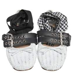 مملوكة مسبقًا حذاء باليرينا فلات ميو ميو إبزيم شريط ريبون جلد أبيض مقاس 39.5