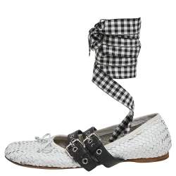 مملوكة مسبقًا حذاء باليرينا فلات ميو ميو إبزيم شريط ريبون جلد أبيض مقاس 39.5