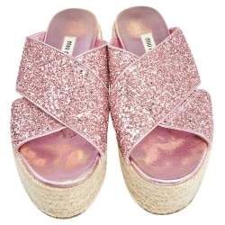 مملوكة مسبقًا حذاء سلايد ميو ميو اسبادريل غليتر وردي ميتاليك بنعل سميك مقاس 37.5