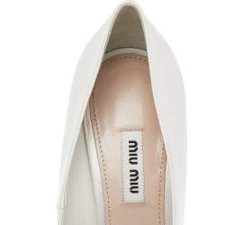 Pre Owned  حذاء كعب عالي ميو ميو ساتان أبيض مزخرف مقدمة مدببة مقاس 38 