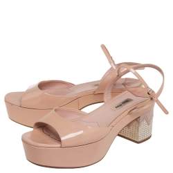 مملوكة مسبقًا صندل ميو ميو جلد بيج لامع بكعب مرصع بالكريستال بحزام كاحل مقاس 38