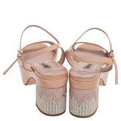 مملوكة مسبقًا صندل ميو ميو جلد بيج لامع بكعب مرصع بالكريستال بحزام كاحل مقاس 38