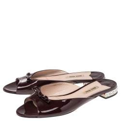 مملوكة مسبقًا Miu Miu Burgundy Patent Leather Crystal Embellished Bow Slide Flats Size 37.5