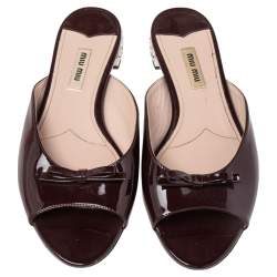 مملوكة مسبقًا Miu Miu Burgundy Patent Leather Crystal Embellished Bow Slide Flats Size 37.5