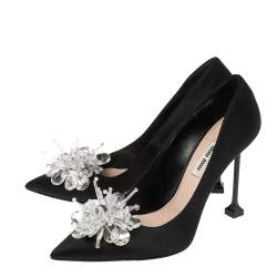 مملوكة مسبقًا حذاء كعب عالي ميو ميو ساتان أسود مزخرف كريستال مقدمة مدببة مقاس 38