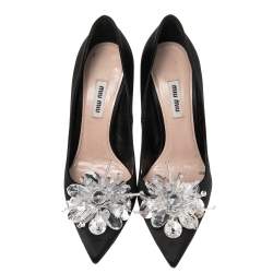 مملوكة مسبقًا حذاء كعب عالي ميو ميو ساتان أسود مزخرف كريستال مقدمة مدببة مقاس 38
