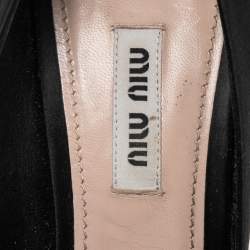 مملوكة مسبقًا حذاء كعب عالي ميو ميو ساتان أسود مزخرف كريستال مقدمة مدببة مقاس 38