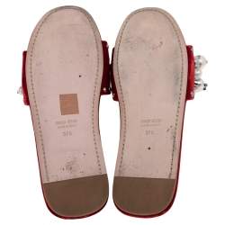 مملوكة مسبقًا Miu Miu Red Velvet Faux Pearl Embellished Flat Sandals Size 37.5