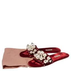 مملوكة مسبقًا Miu Miu Red Velvet Faux Pearl Embellished Flat Sandals Size 37.5